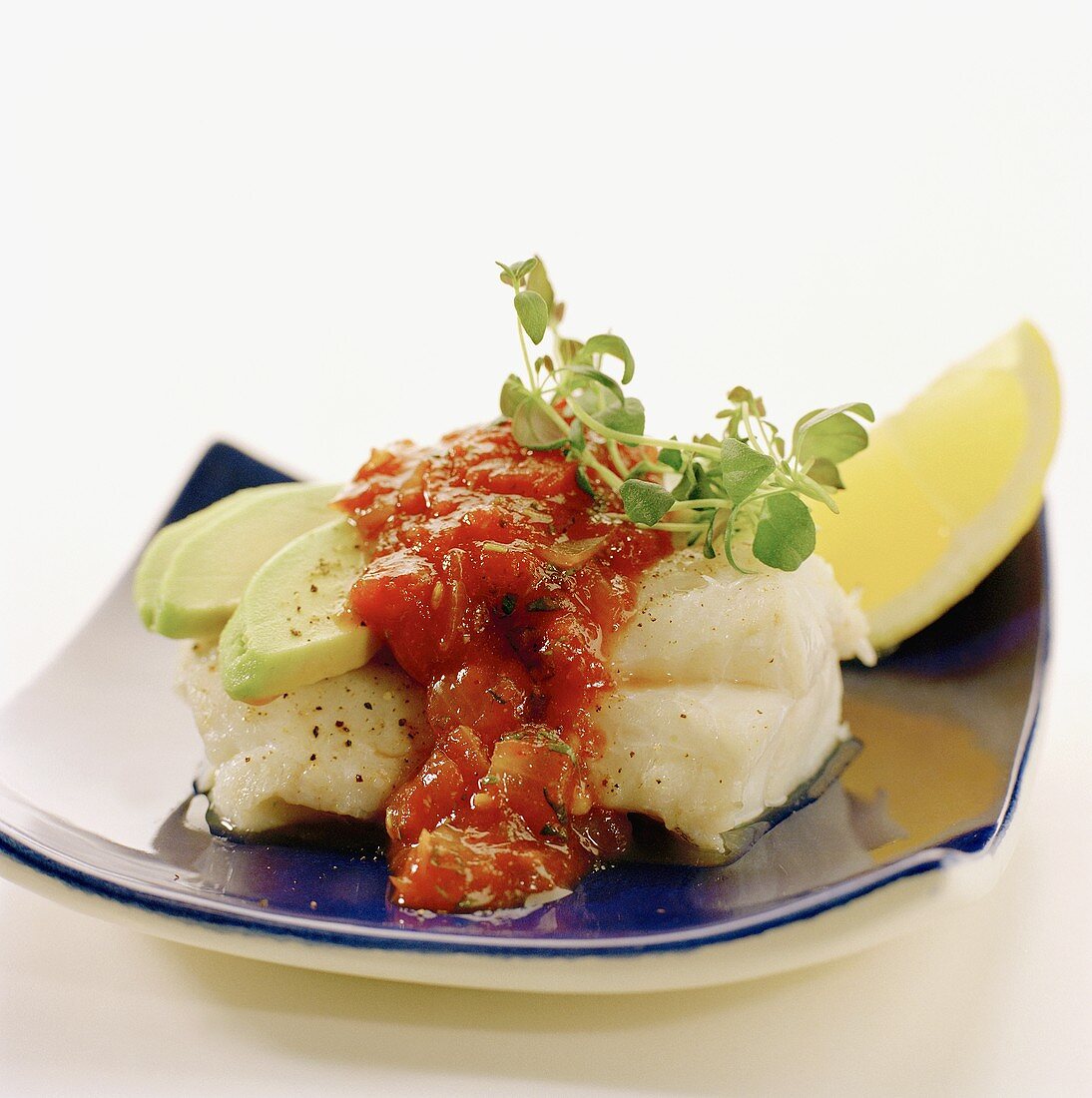 Fischfilet mit Tomatensauce und Avocado