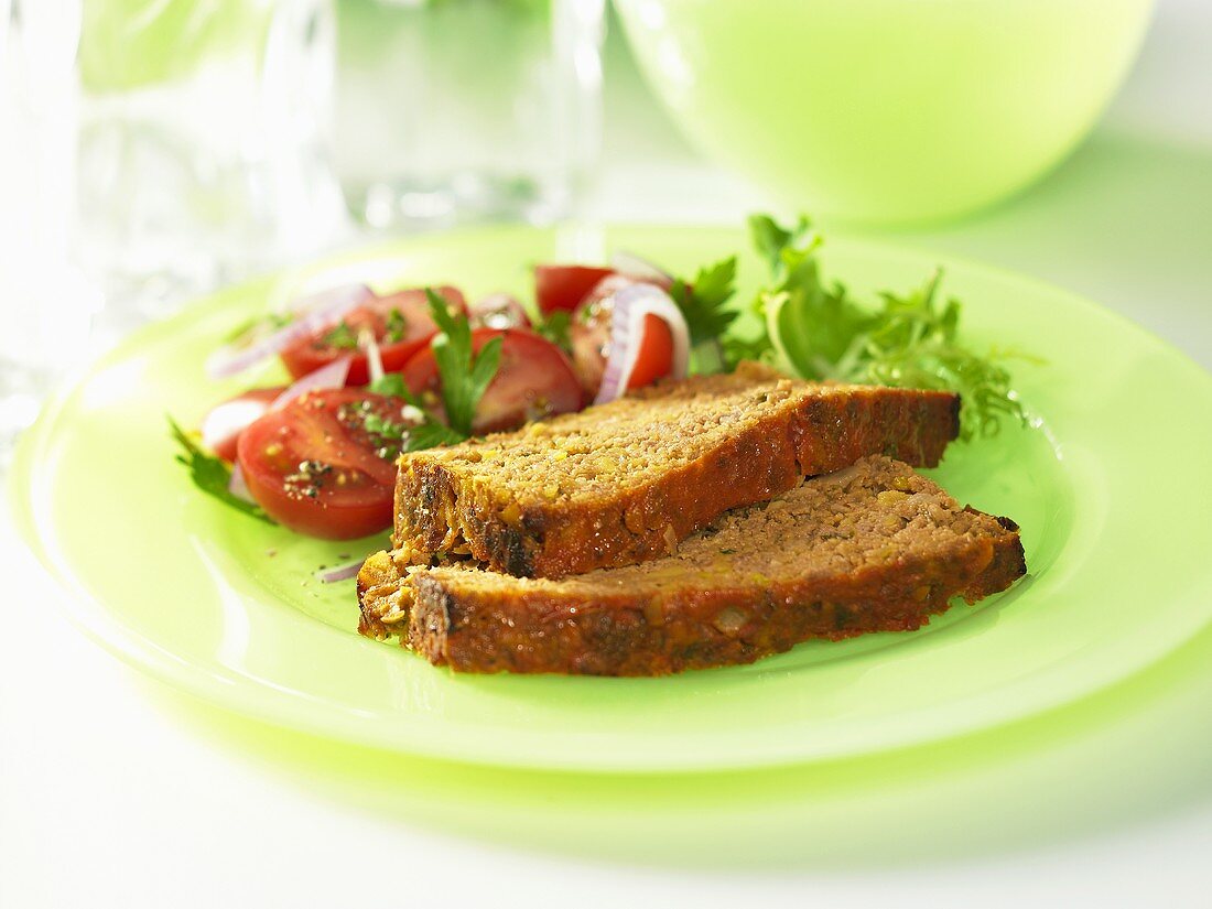 Hackbraten mit Tomatensalat