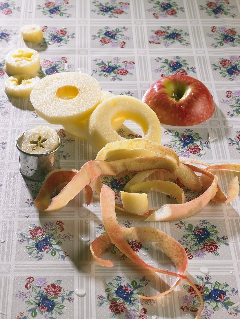 Apfel, teilweise geschält und in Ringe geschnitten
