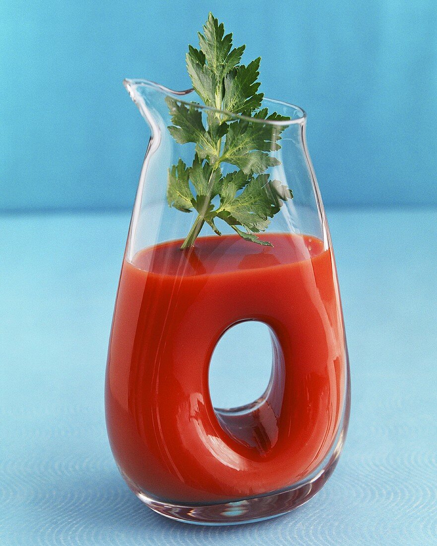 Tomatensaft mit Stängel Petersilie