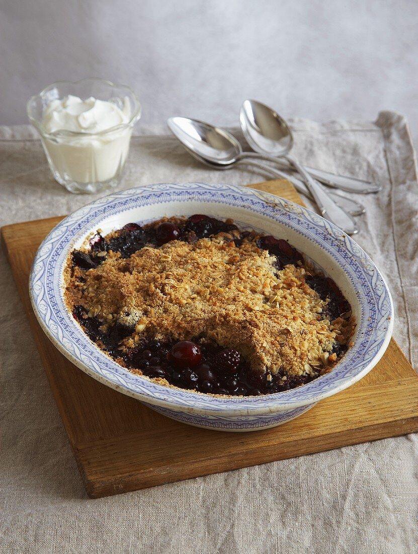 Beerencrumble mit Sahne