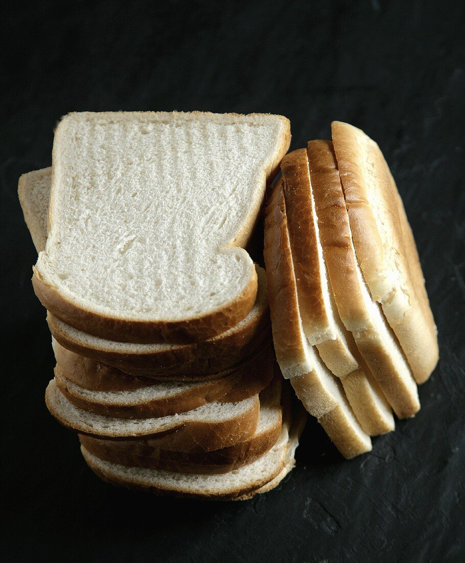Slices of white bread, in a pile