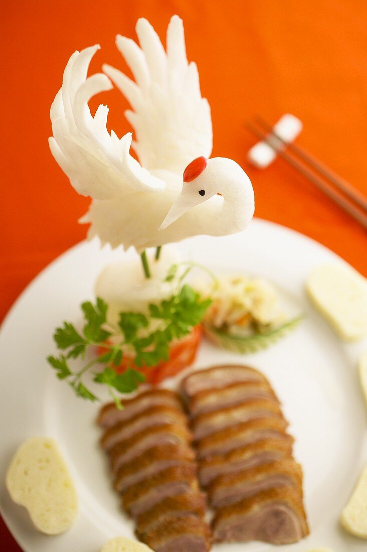 Gebratene Entenbrust mit Foodschnitzerei (Kranich)