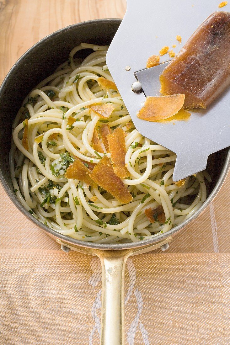 Spaghetti con la bottarga in padella (Nudeln mit Fischrogen)