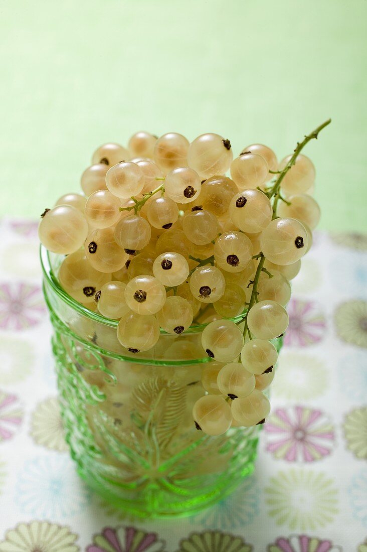 weiße Johannisbeeren im Glas