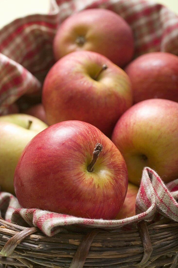 Fresh red apples in basket (close-up)