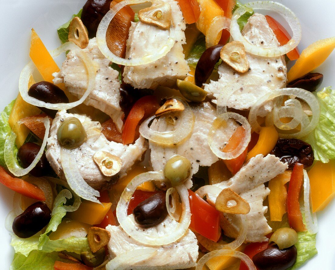 Spanischer Fischsalat mit Oliven