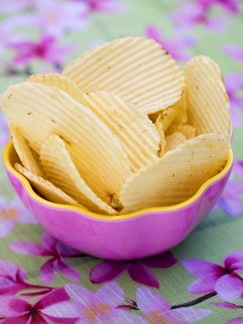 Chips in lila Schale