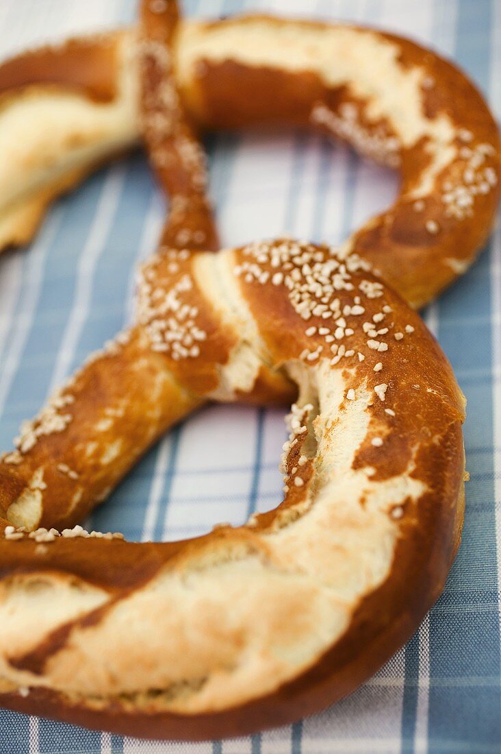 Laugenbrezel auf kariertem Tuch