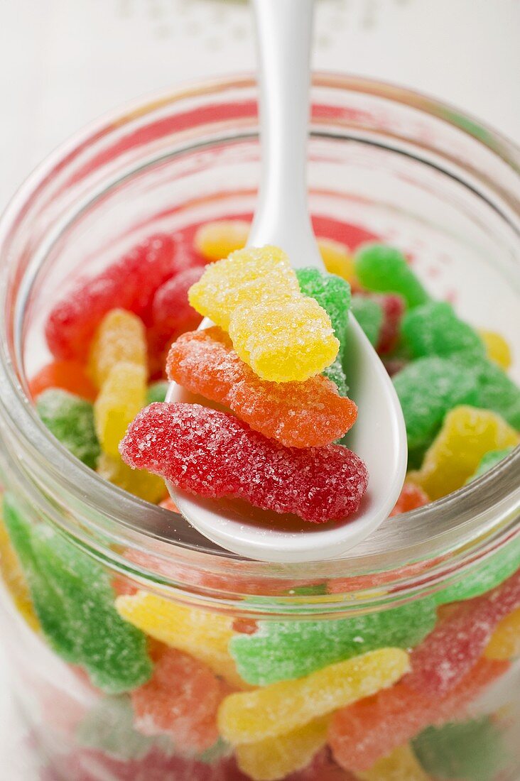 Sour Sweets (Geleebonbons, USA) im Vorratsglas mit Löffel
