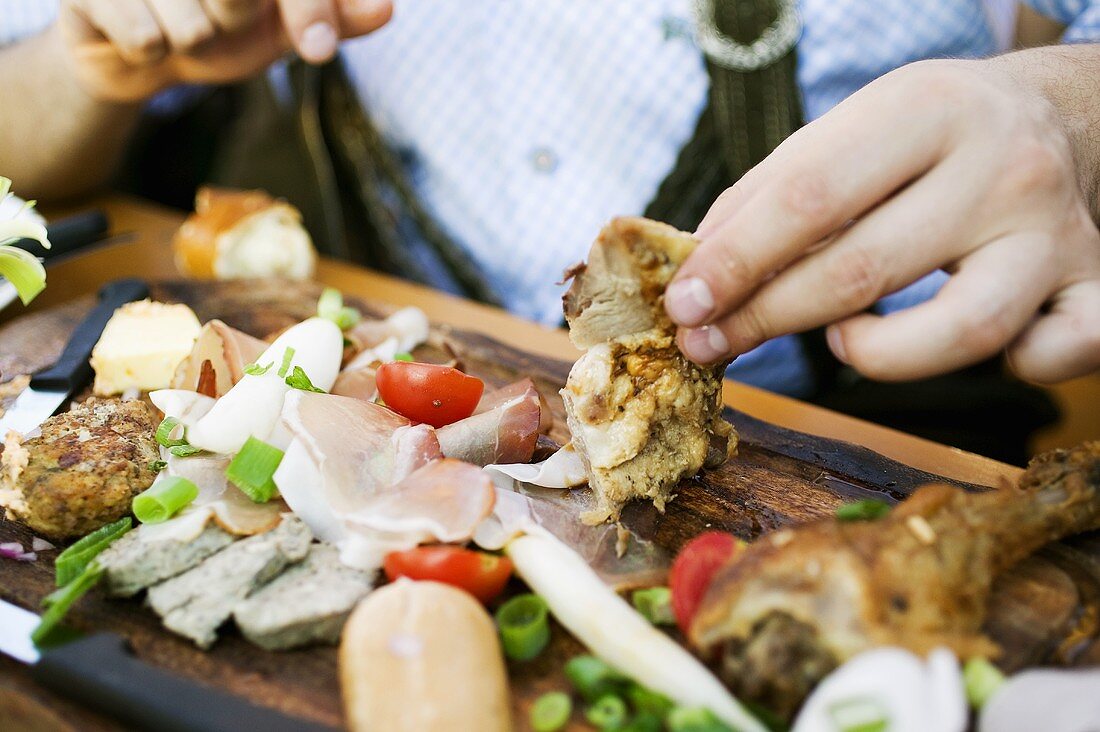 Deftige Brotzeit im Biergarten