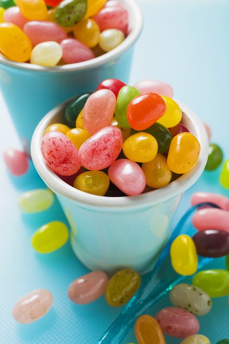 Bunte Jelly Beans in Schalen