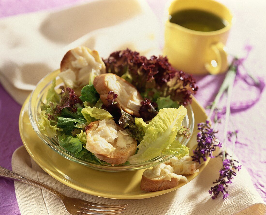 Blattsalat mit Baguette