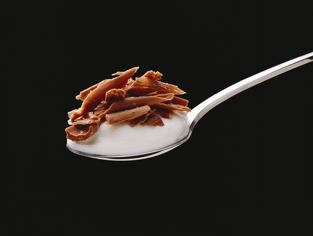 Ein Löffel Joghurt mit Schokoraspel