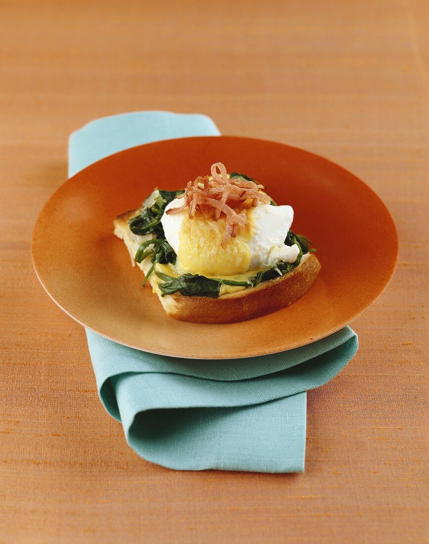 Egg Benedict, spinach and ham on toast