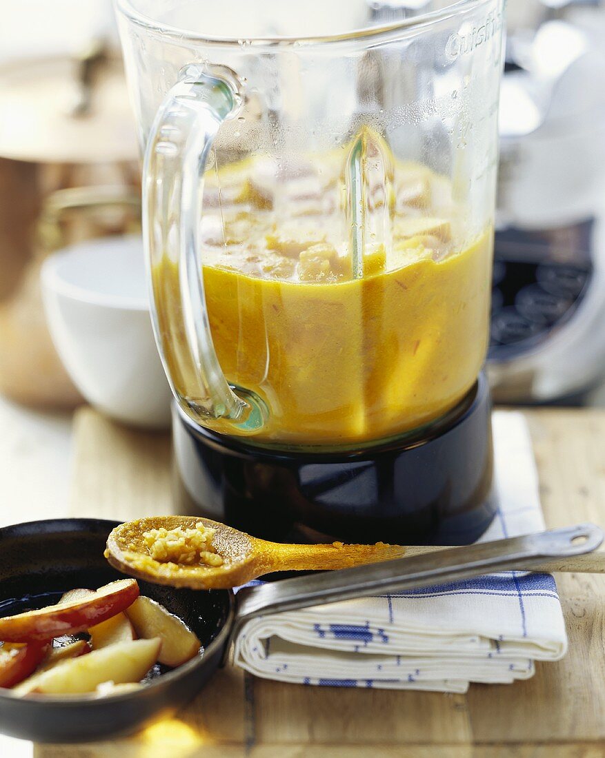 Puréeing carrot soup with apple in a liquidiser