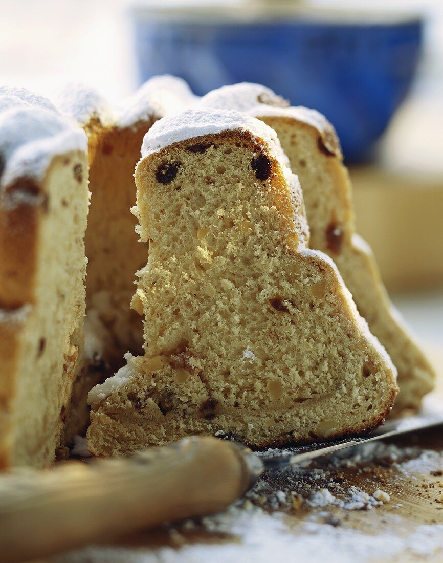 Gugelhupf mit Rosinen und Puderzucker, angeschnitten