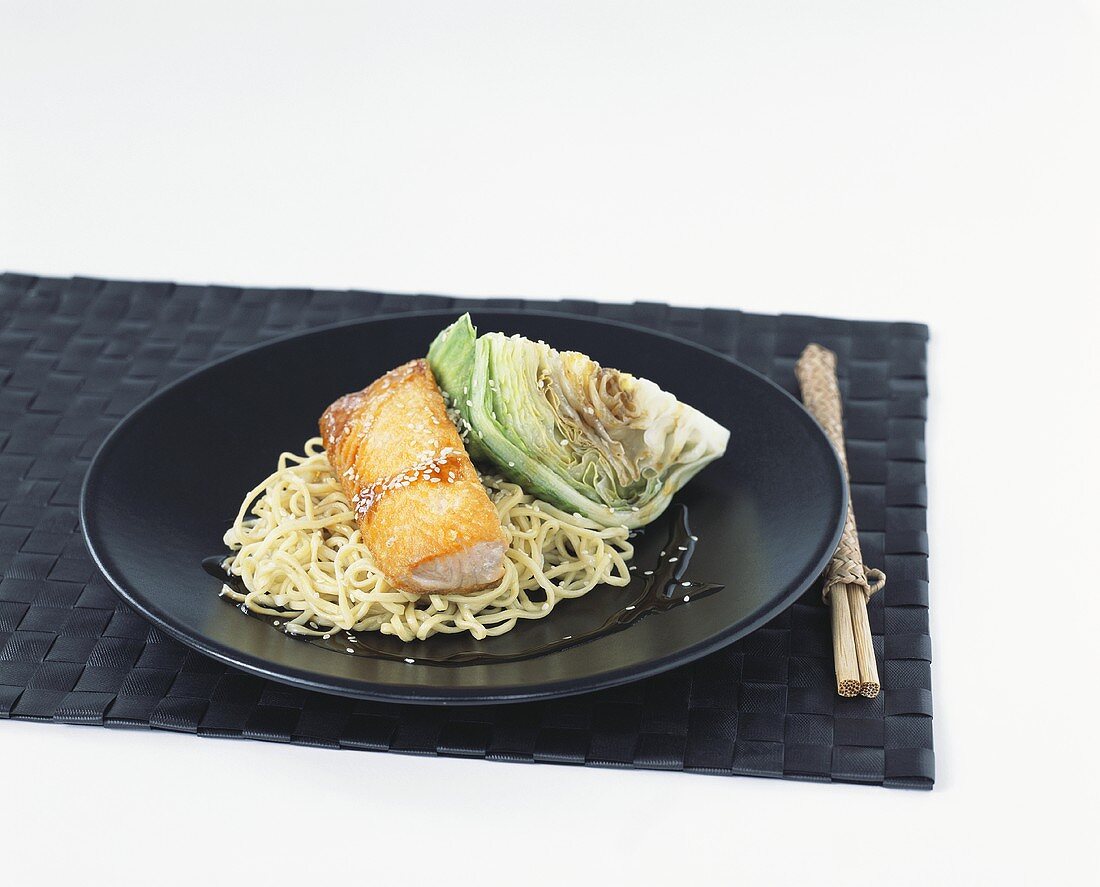Egg noodles with salmon, teriyaki sauce & iceberg lettuce (Japan)
