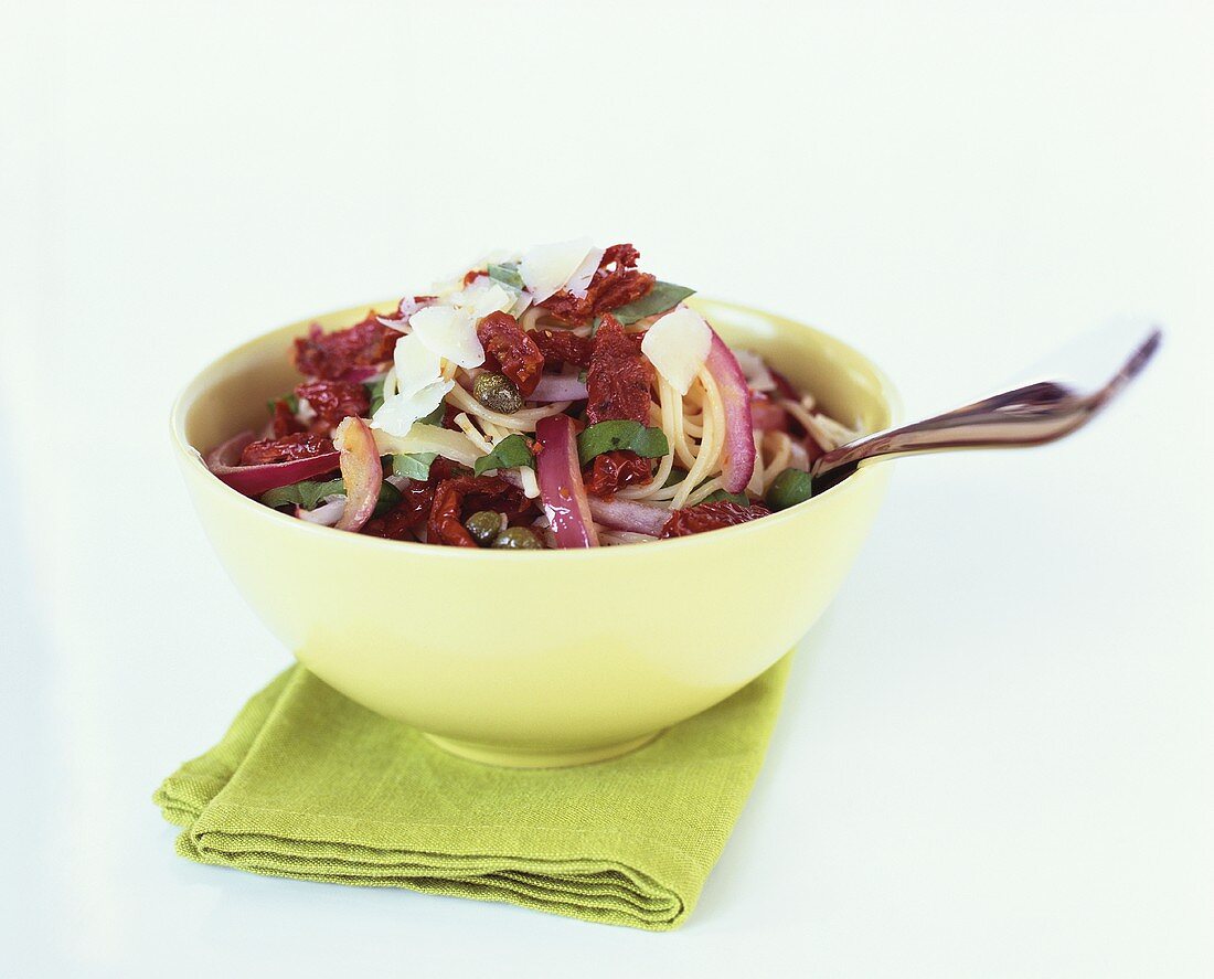 Spaghetti with dried tomatoes, capers and onions