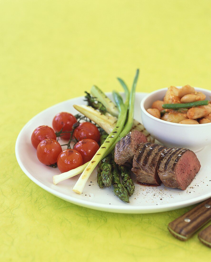 Grilled beef fillet with vegetables and fried potatoes