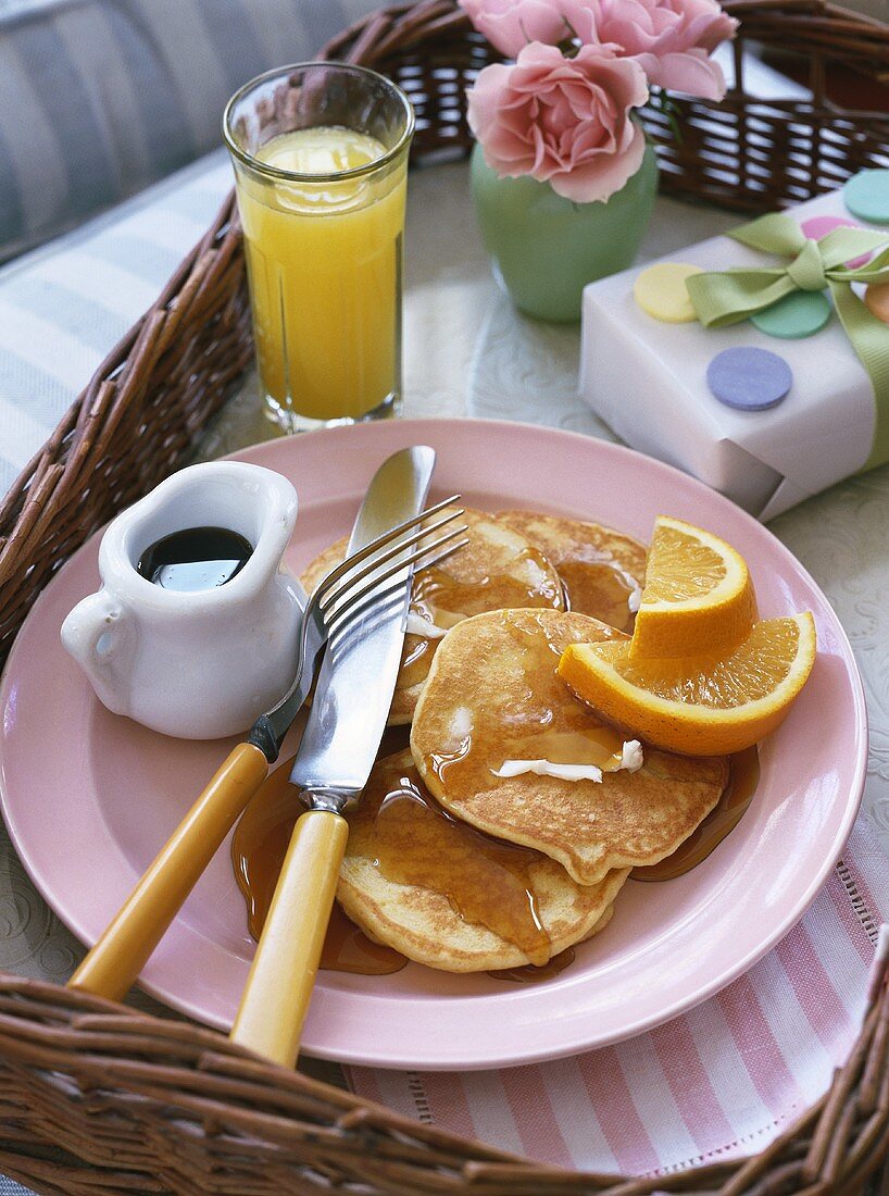 Pancakes mit Ahornsirup und Orangen zu Frühstück