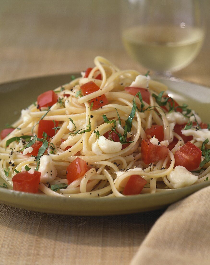 Bandnudeln mit Tomaten und Käse