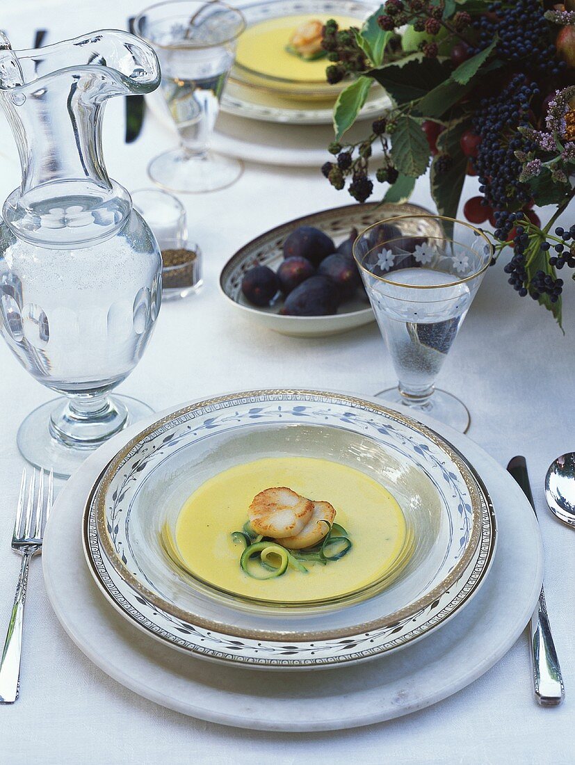 Safransuppe mit Zucchini und Jakobsmuscheln