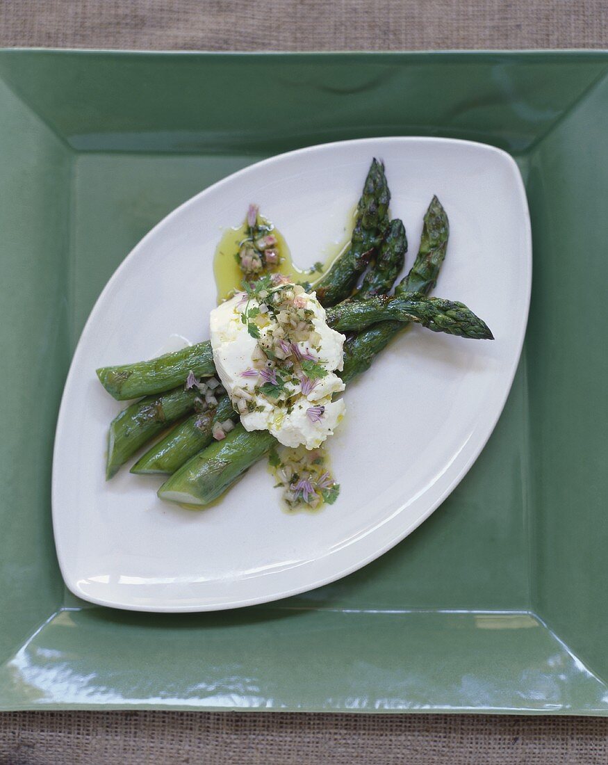 Green asparagus with sheep's cheese