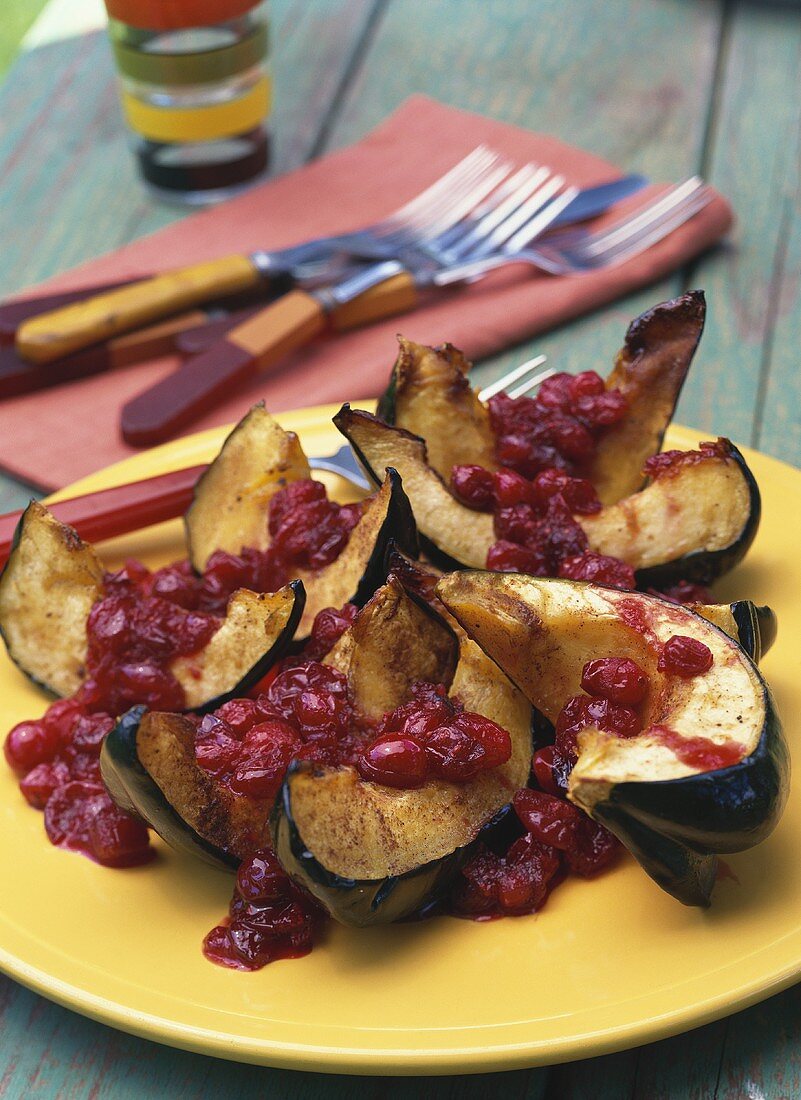 Gebratene Kürbisspalten mit Cranberrysauce