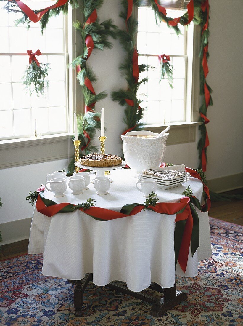 Weihnachtlich gedeckter Tisch mit Kuchen