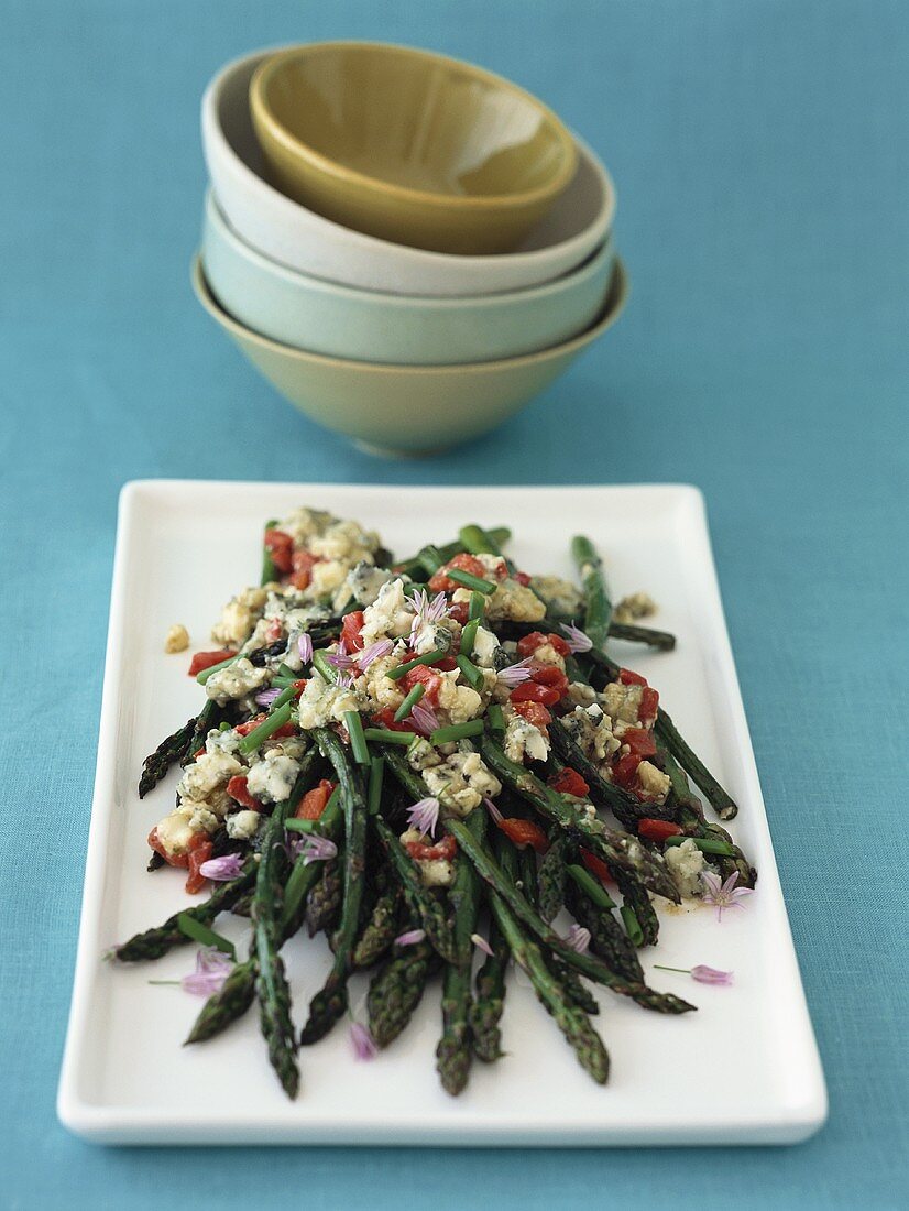 Green asparagus with blue cheese and peppers