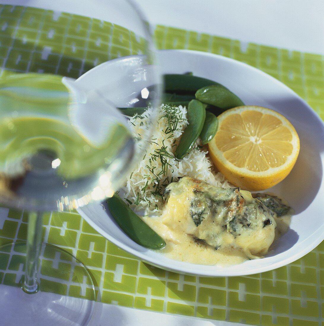 Fisch mit Käse, Zuckerschoten und Orange