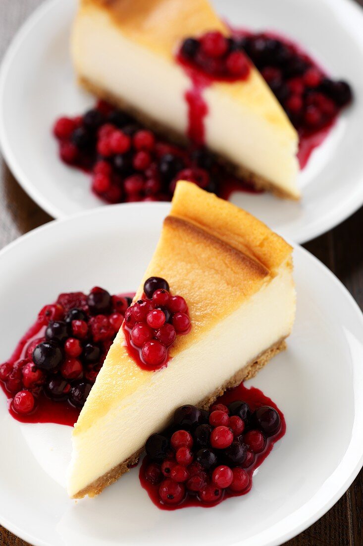 Stück Käsekuchen mit Beeren