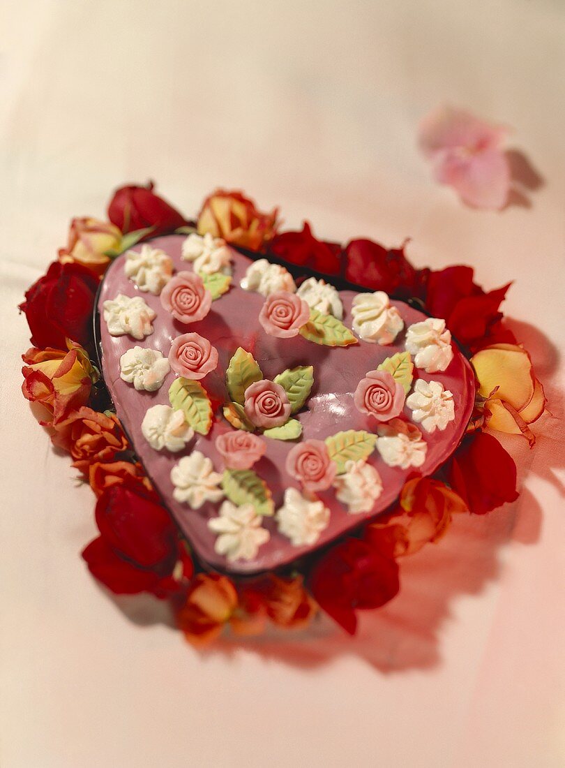 Herzförmige Torte mit Rosendeko