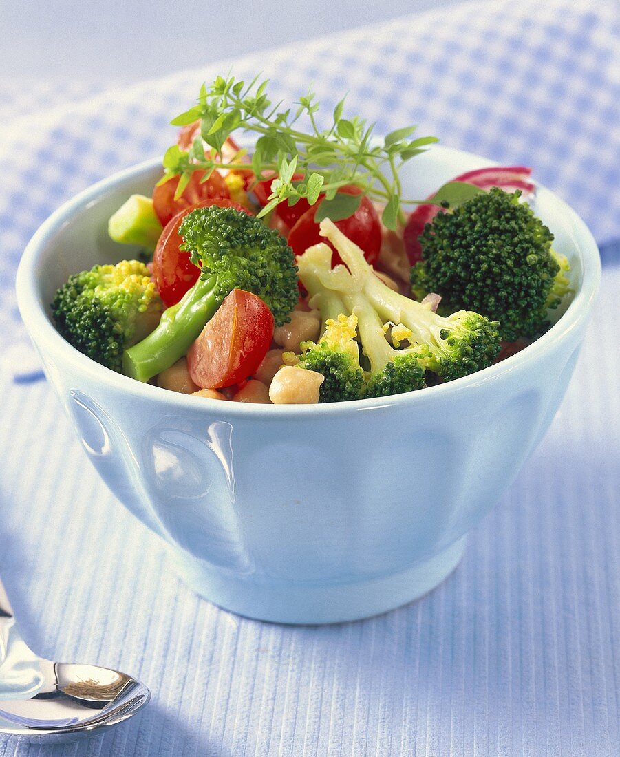 Broccoli salad with chick-peas and tomatoes
