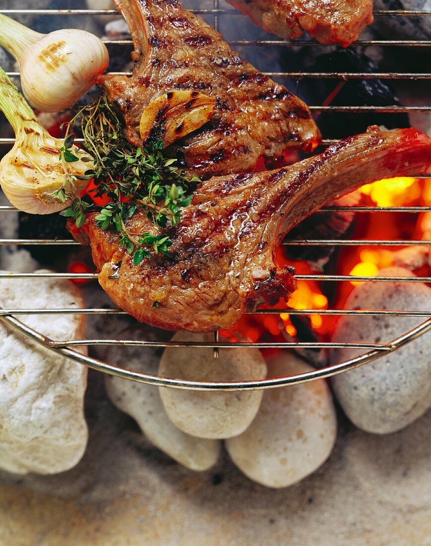 Lammkoteletts mit Tandoori-Buttermilch-Marinade auf dem Grill