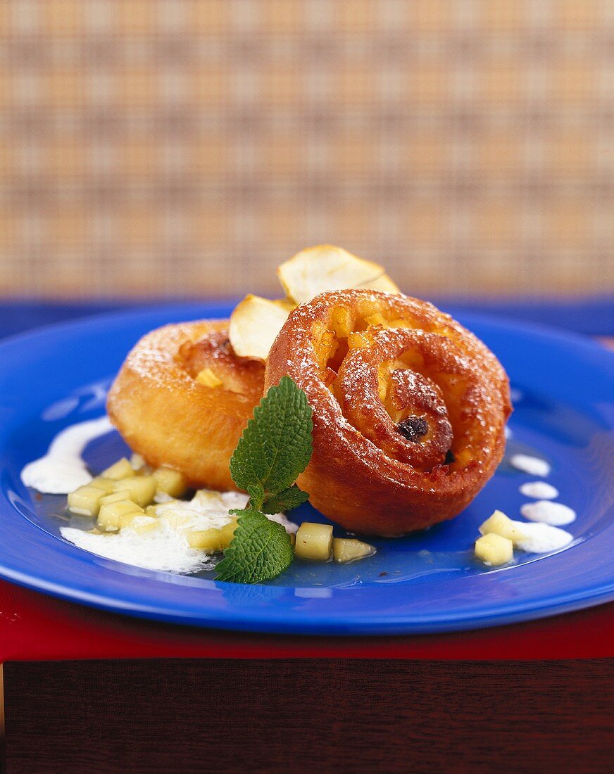 Krapfen con le mele (Apple doughnuts with cinnamon sugar, Italy)