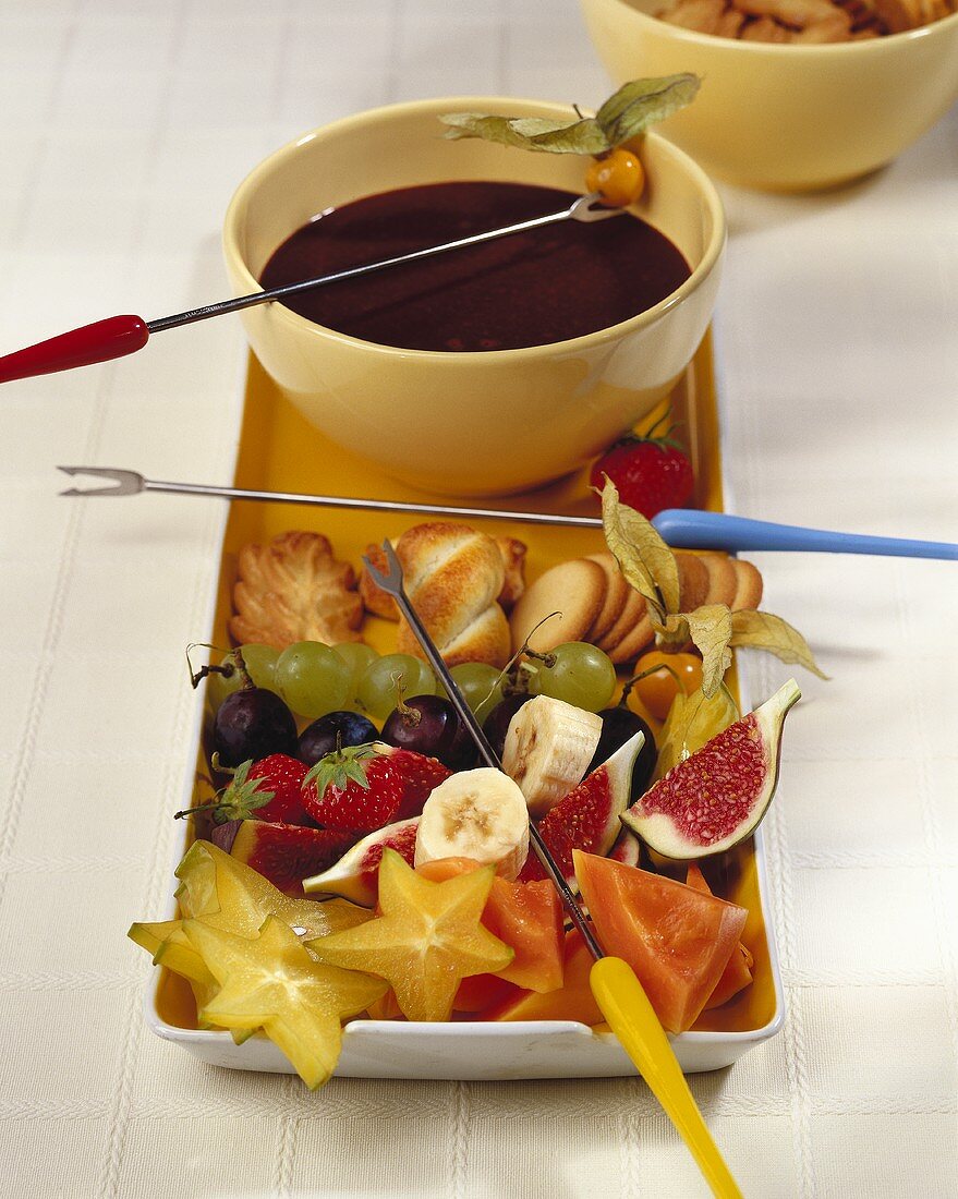 Schokoladenfondue mit Früchten und Keksen