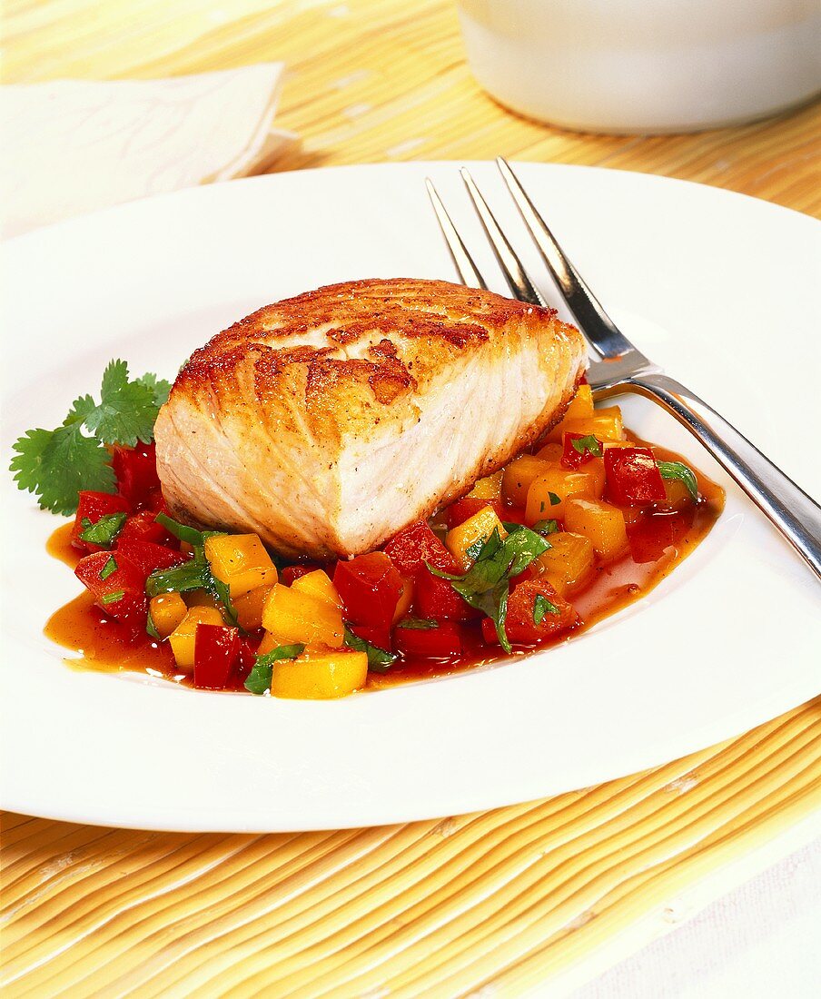 Salmon fillet with mango and peppers