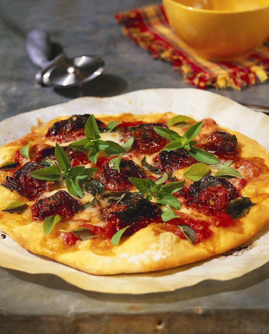 Pizza Margherita mit Basilikum