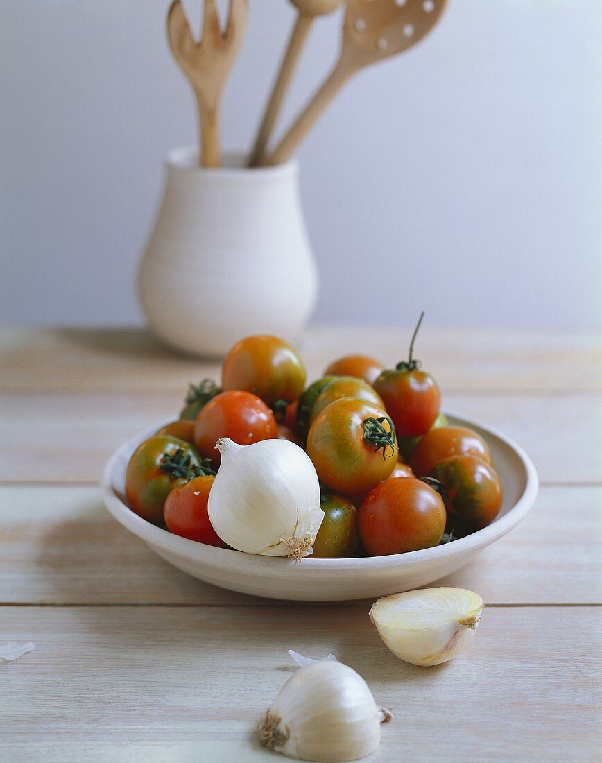 Stillleben mit Tomaten und Zwiebeln