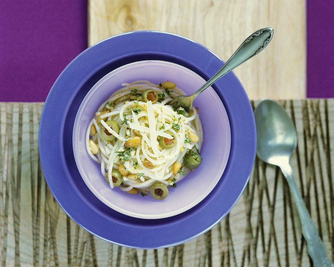 Spaghetti mit gefüllten Oliven und Pinienkernen