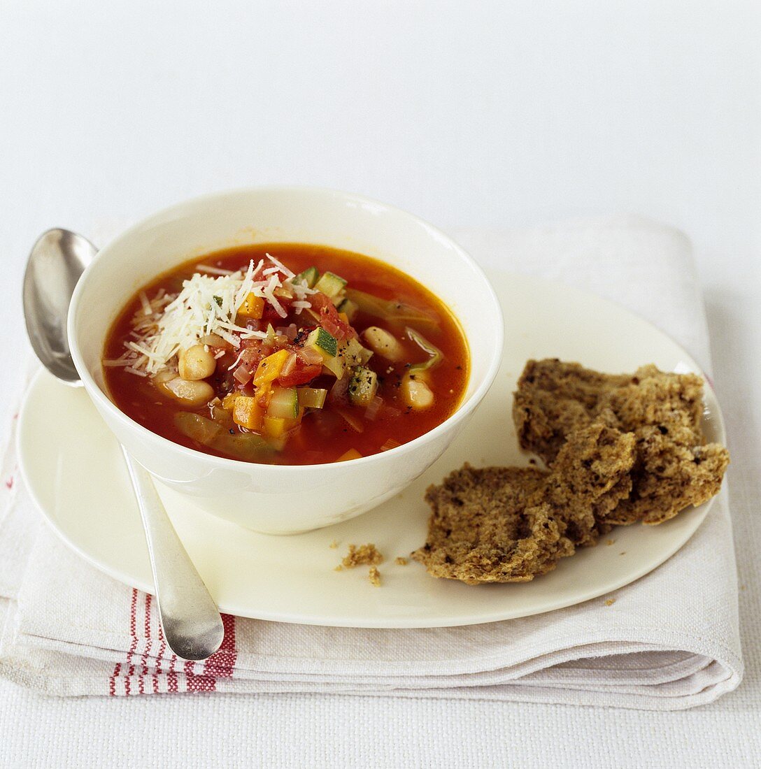 Minestrone con pane integrale (Gemüsesuppe mit Vollkornbrot)