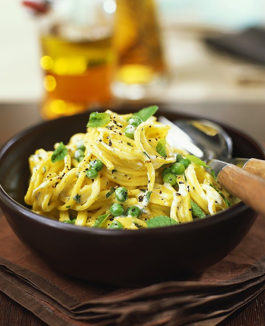 Spaghetti with peas and mint leaves