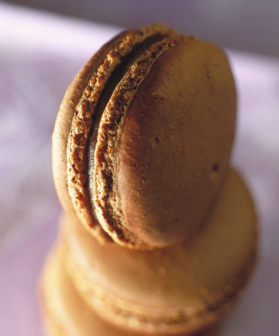 Mit Schokoladencreme gefüllte Kekse ( Macarons)