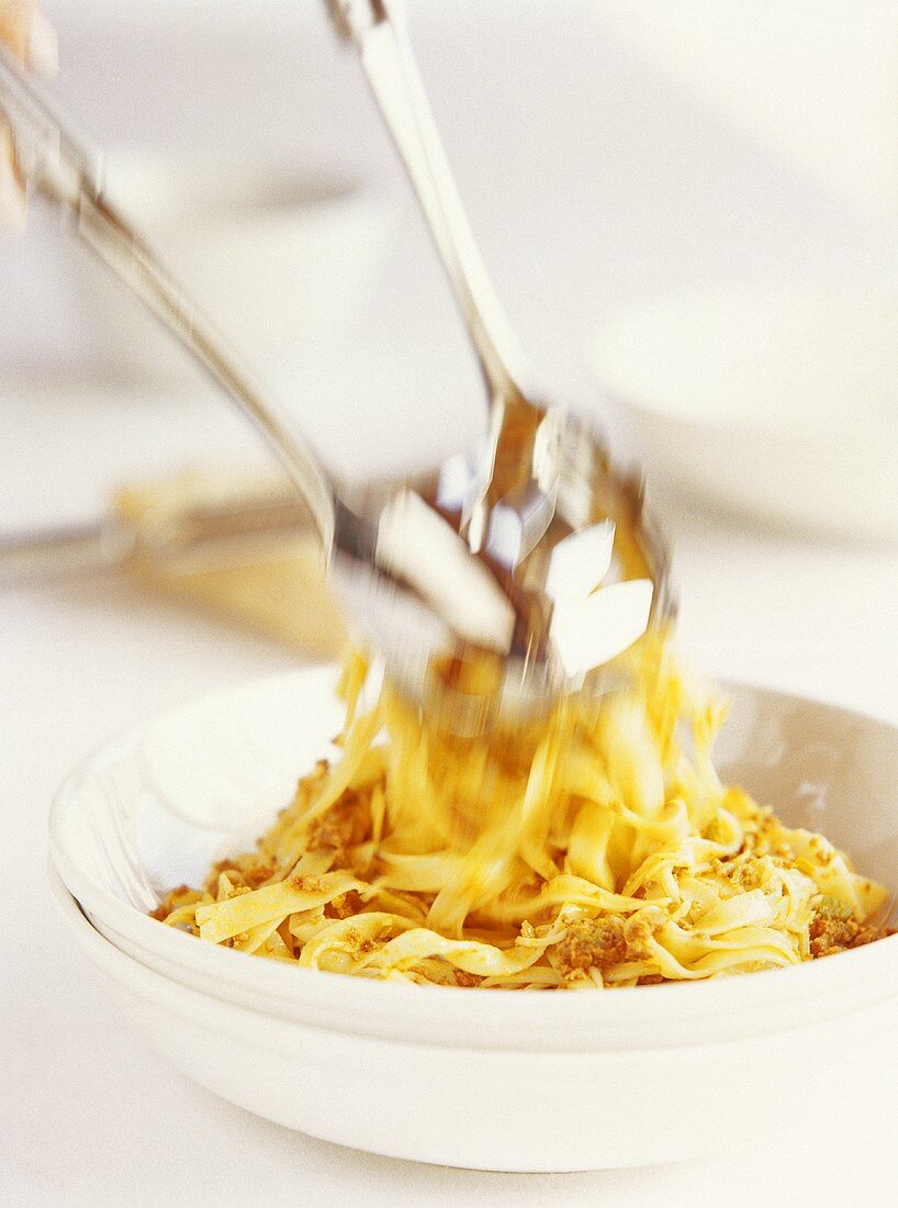 Serving tagliatelle with mince