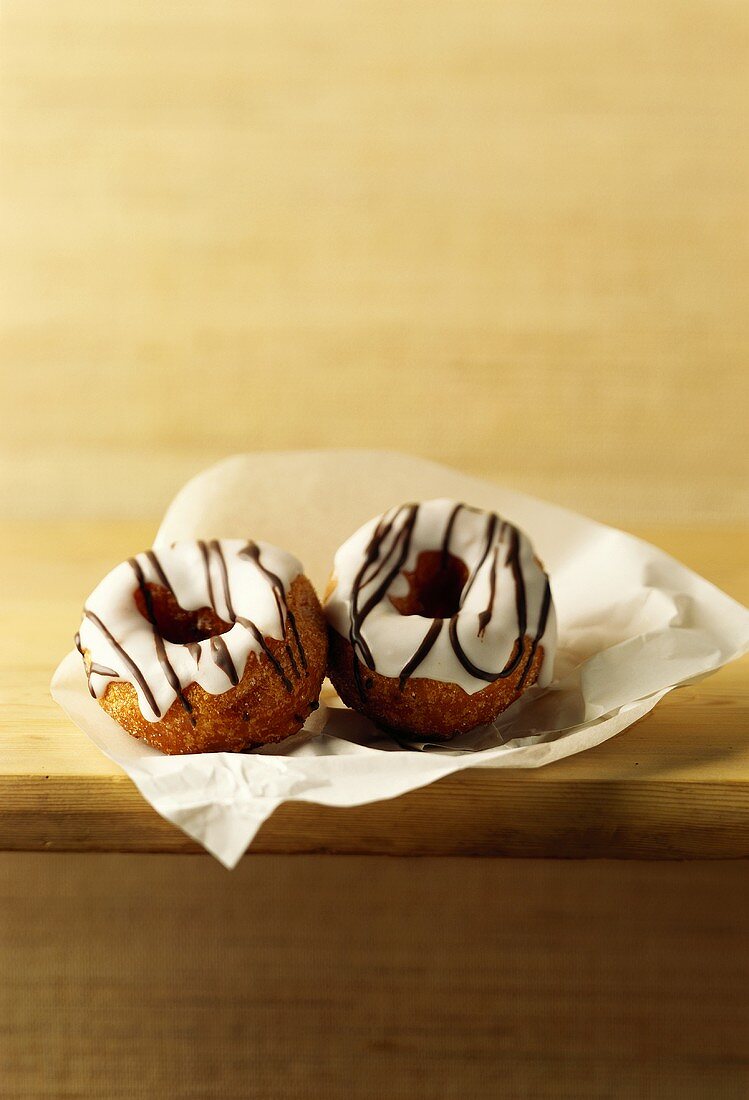 Zwei Doughnuts mit Zuckerguss