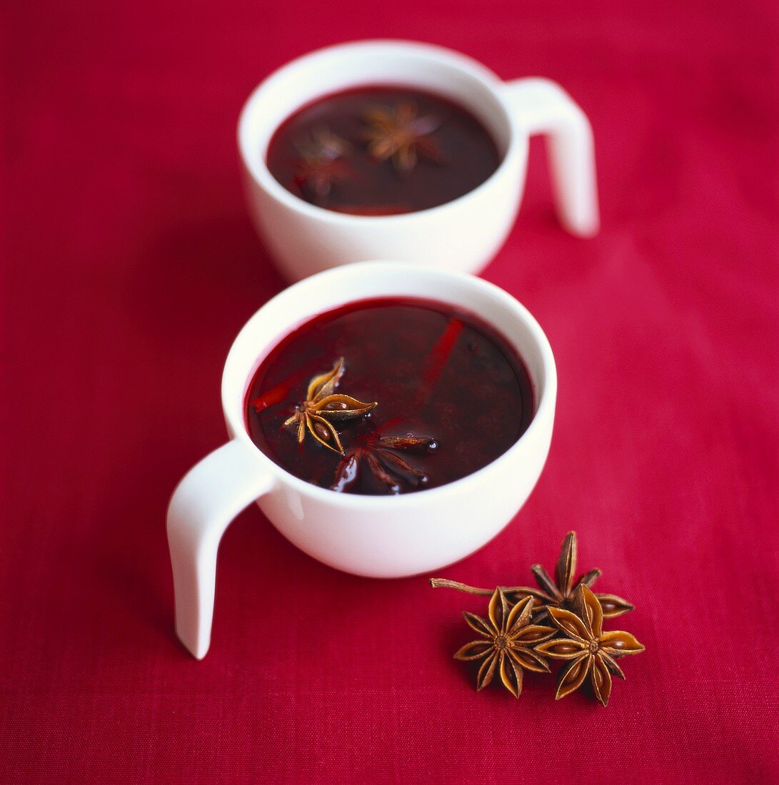 Zwei Tassen Glühwein mit Sternanis