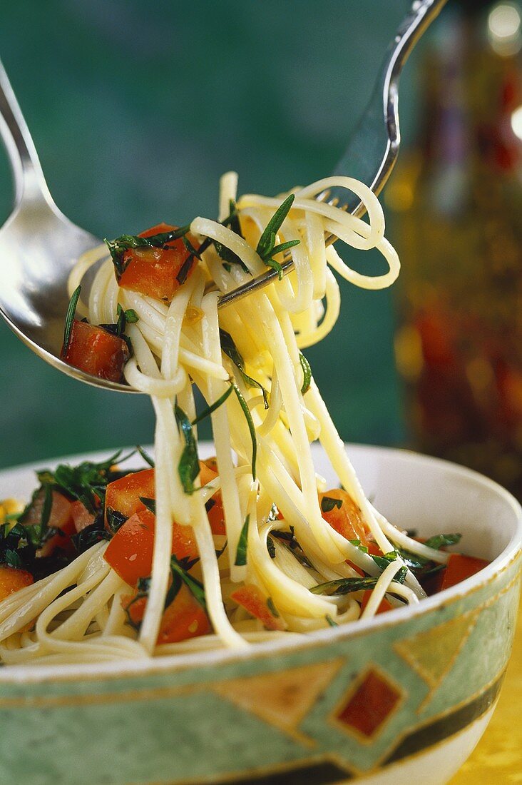 Spaghetti mit Tomaten und Kräutern