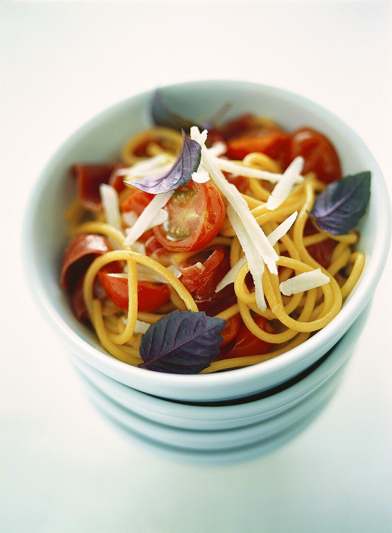 Spaghetti mit Tomaten, Entenbrust und rotem Basilikum
